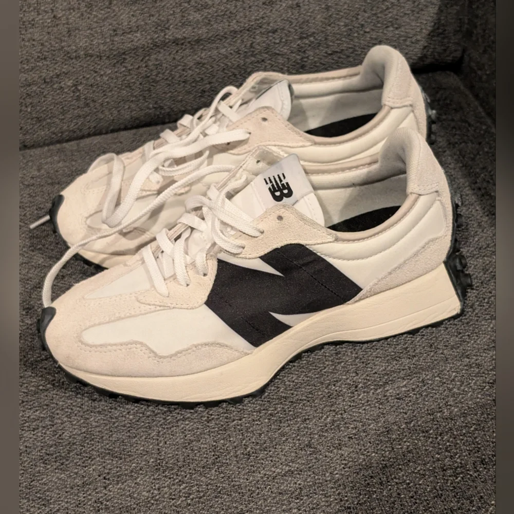 New Balance Women's 327 Sneaker